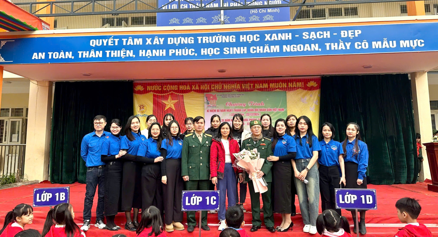 Các Thầy cô giáo Trường Tiểu học Cự Khê chụp ảnh lưu niệm cùng Đại tá " Tạ Xuân Trường "