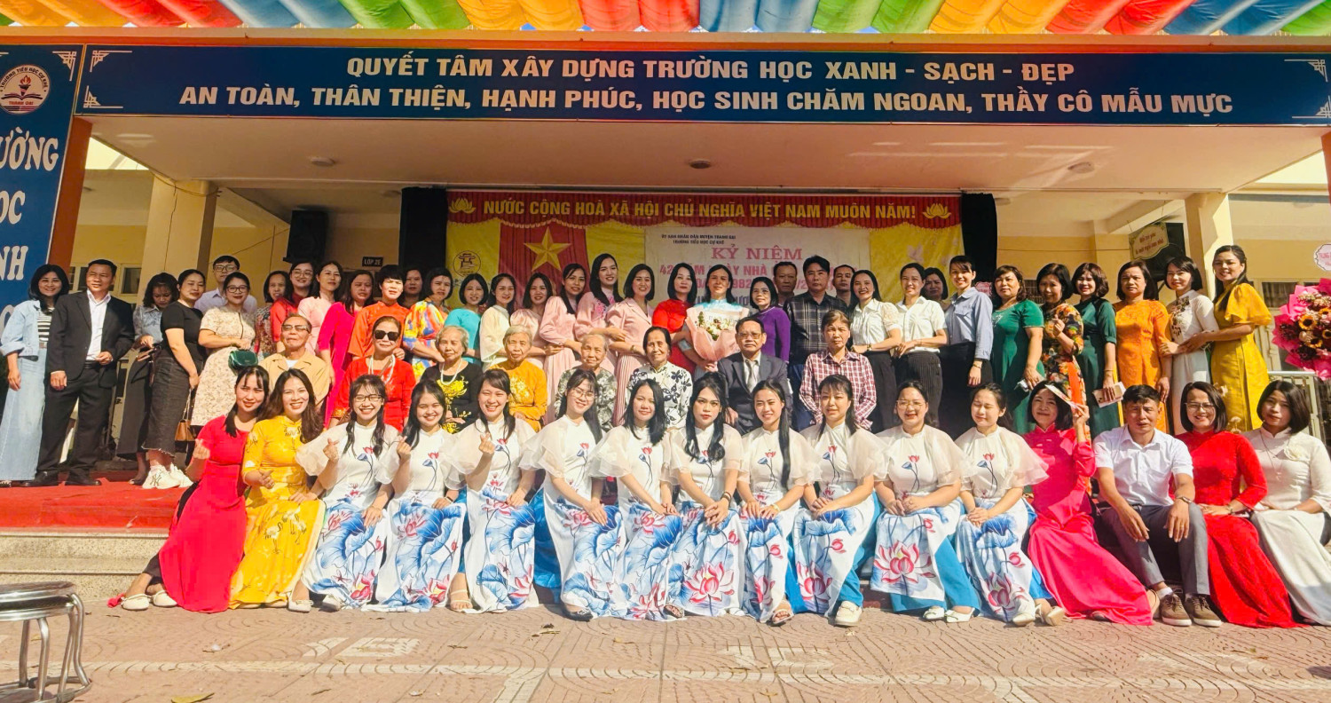 Các Thầy cô giáo Trường Tiểu học Cự Khê chụp ảnh lưu niệm.